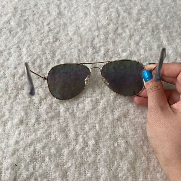 Classic Aviator Sunglasses with Gold Frames - Picture 5 of 6